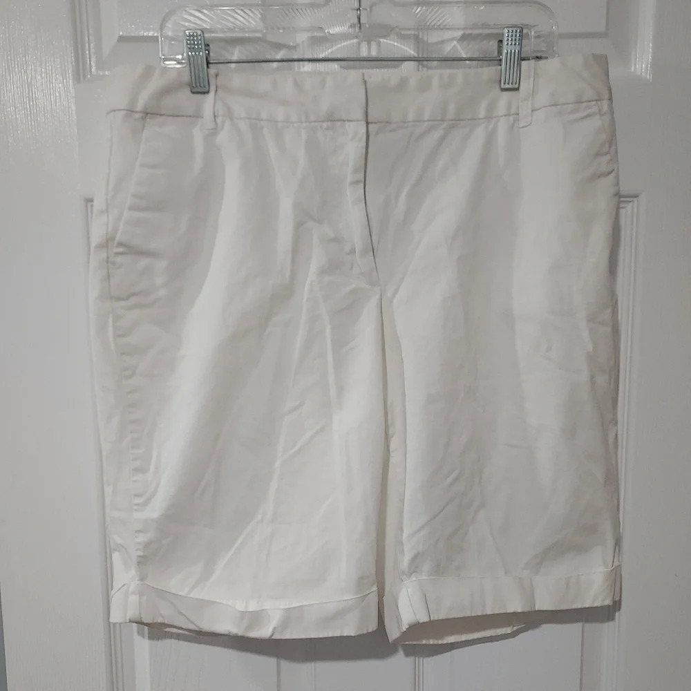 Ann Taylor Curvy White Shorts Cuffed Trim Bottoms in Size 16